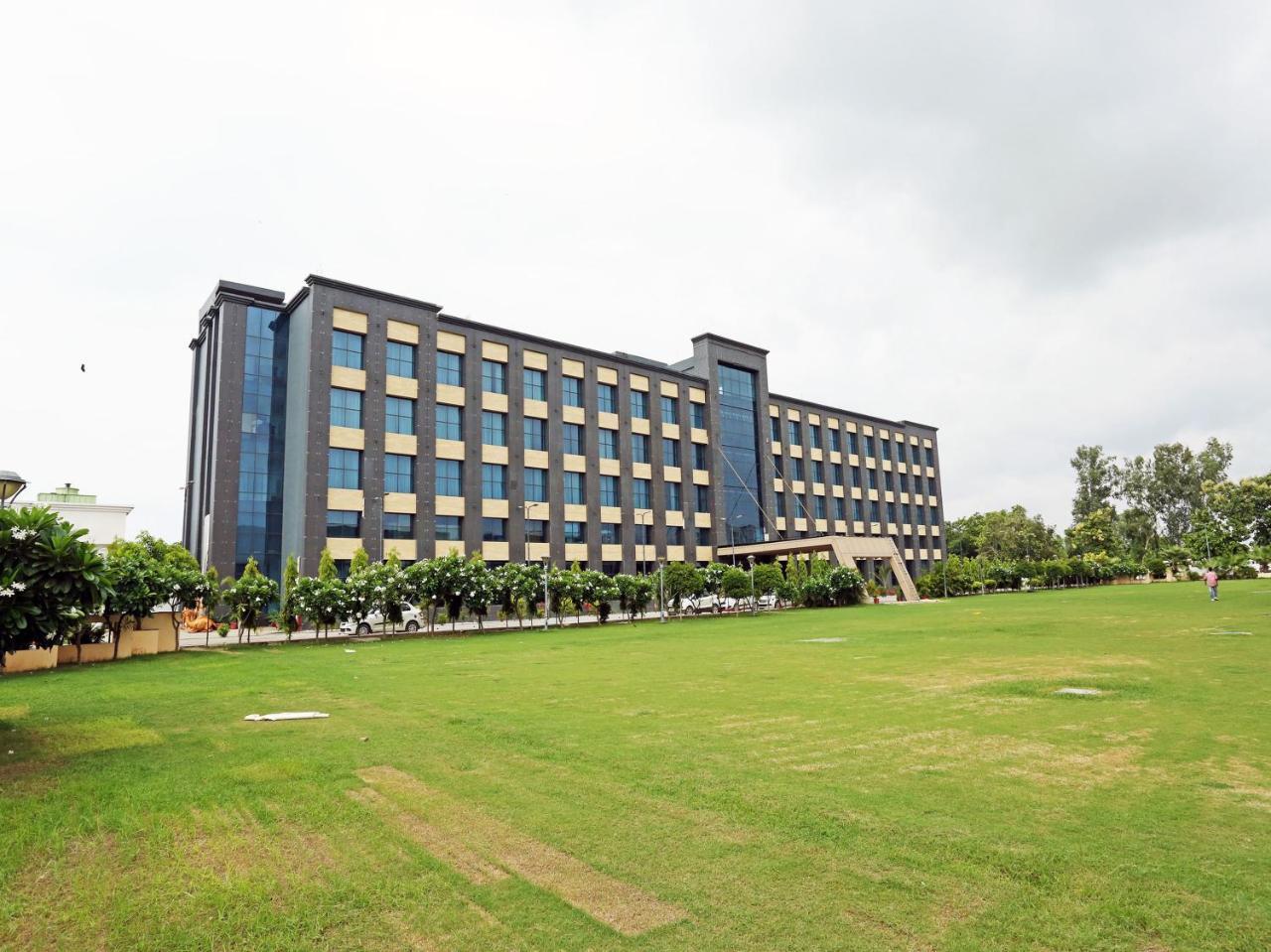 Golden Blossom Imperial Resorts Lucknow Eksteriør bilde