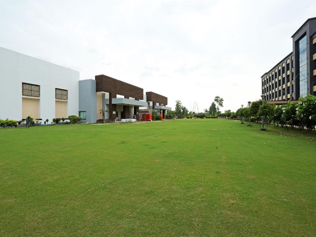 Golden Blossom Imperial Resorts Lucknow Eksteriør bilde