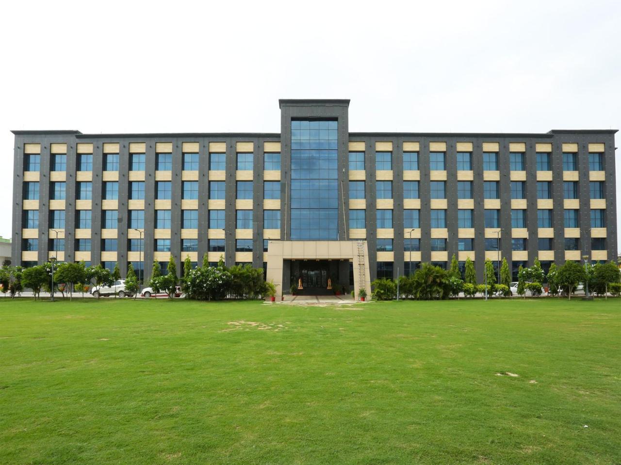 Golden Blossom Imperial Resorts Lucknow Eksteriør bilde